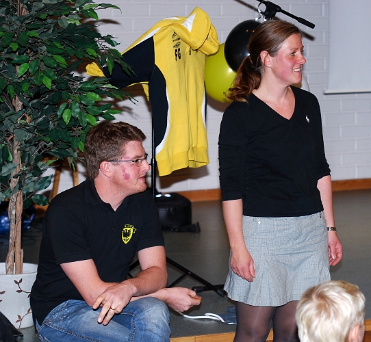 2009_1011_04.JPG - . . . . dagens konfransierer Fredrik Sandström och Helen Lundberg . . . .