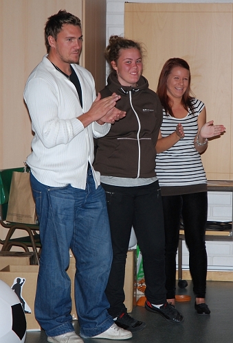 2009_1011_05.JPG - . . . . och dagens prisutdelare från våra seniorlag, Fredrik Hagström, Kajsa Rudengård och Jenny Ammesmäki.