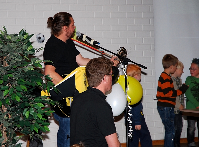 2009_1011_08.JPG - Dagens sånger och riff spelades av Fredrik Gustavsson medans de olika lagen äntrade scenen