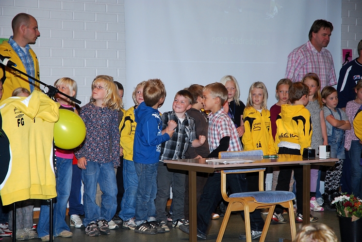2009_1011_11.JPG - Många spända förväntan rådde på scenen, här får PF02 sina utmärkelser
