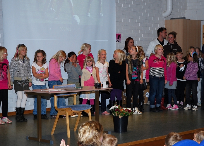 2009_1011_13.JPG - F00/01 står på tur att få sina diplom och medaljer