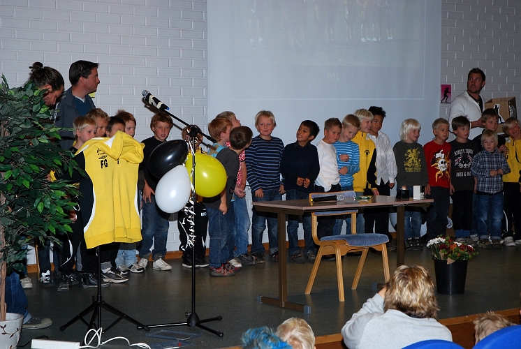 2009_1011_16.JPG - P01 var det sista laget från de yngre som kom upp på scenen