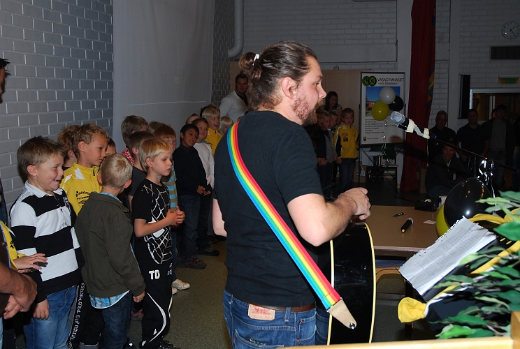 2009_1011_18.JPG - Fredrik Gustavsson hade skrivit en speciell Södralåt som han sjöng tillsammans med P01 grabbarna