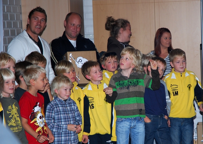 2009_1011_20.JPG - Låten var så bra att många ville börja dansa och leva sig in i den