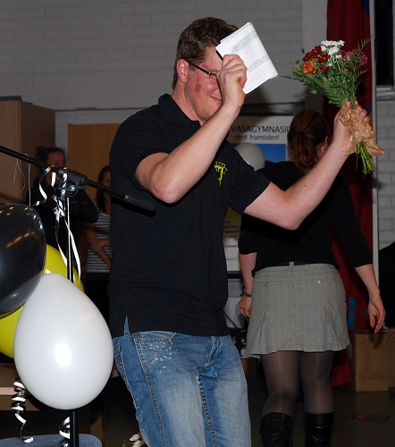 2009_1011_22.JPG - Fredrik tackade publiken för den fina avslutningen