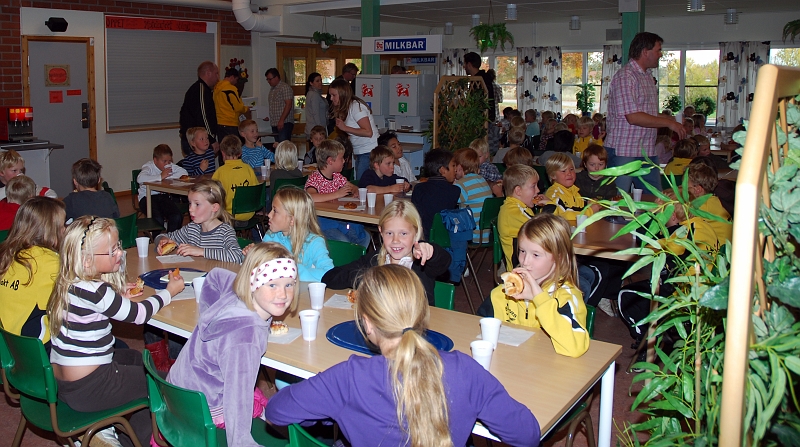 2009_1011_24.JPG - Efter prisutdelning följde ett efterlängtat fika. Saft och bullar till alla barnen