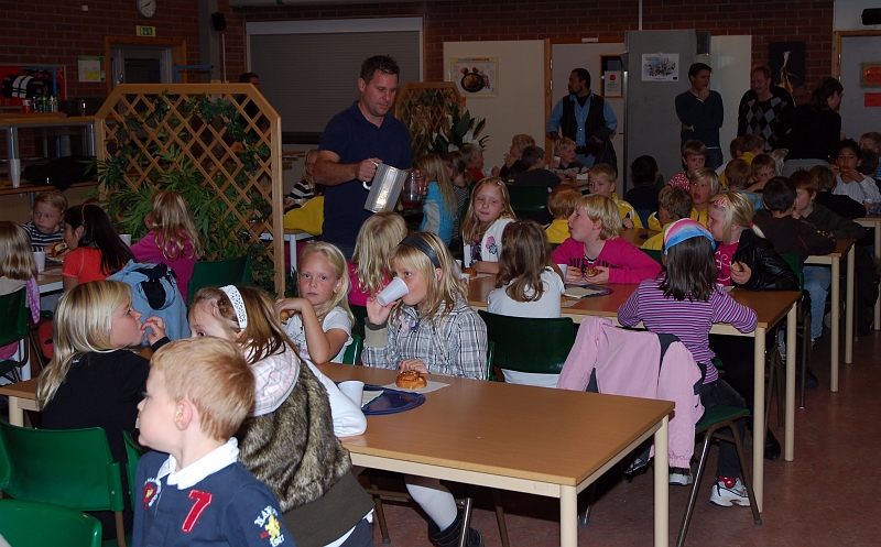 2009_1011_28.JPG - Efter prisutdelning följde ett efterlängtat fika. Saft och bullar till alla barnen