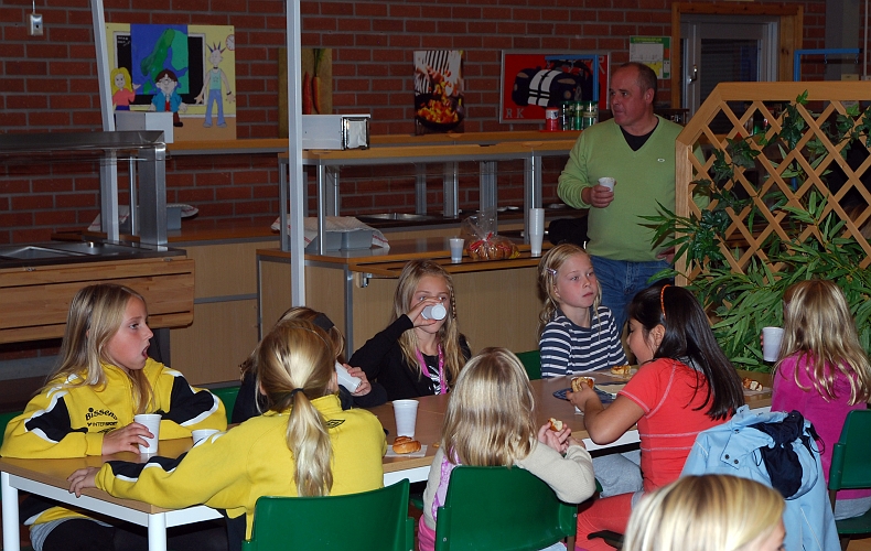 2009_1011_29.JPG - Efter prisutdelning följde ett efterlängtat fika. Saft och bullar till alla barnen