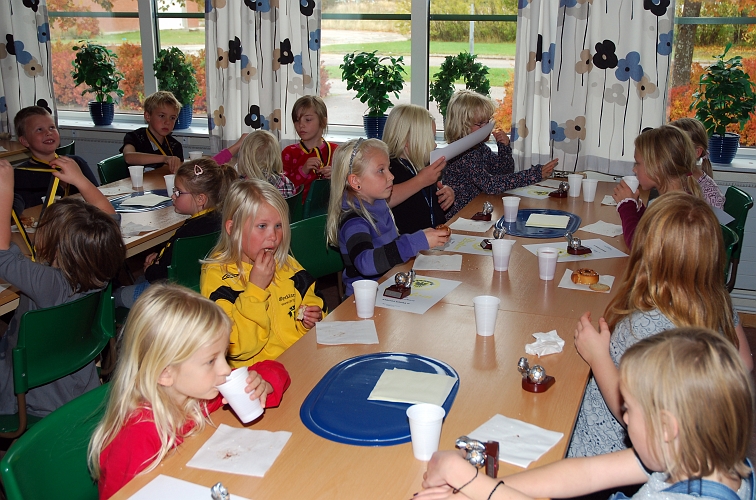 2009_1011_32.JPG - Efter prisutdelning följde ett efterlängtat fika. Saft och bullar till alla barnen
