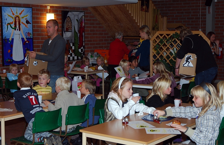 2009_1011_33.JPG - Efter prisutdelning följde ett efterlängtat fika. Saft och bullar till alla barnen