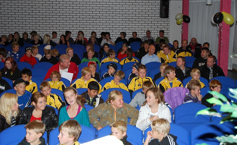 2009_1011_34.JPG - Nu har turen kommit till de äldre lagen