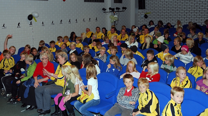 2009_1011_35.JPG - Salongen börjar fyllas upp av nya lag