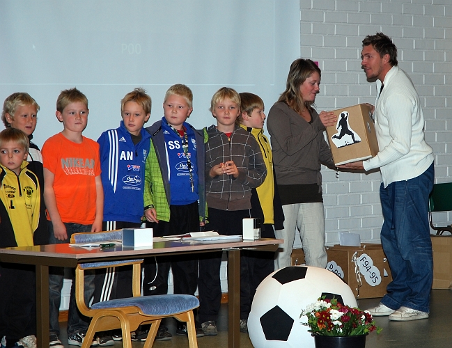 2009_1011_40.JPG - Sedan var det dags för P00 att få sina priser