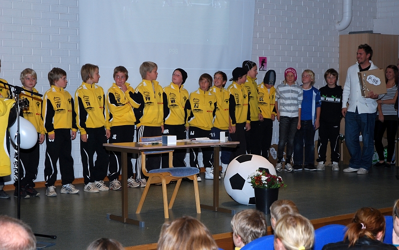 2009_1011_46.JPG - P98 får sina priser av Fredrik Hagström