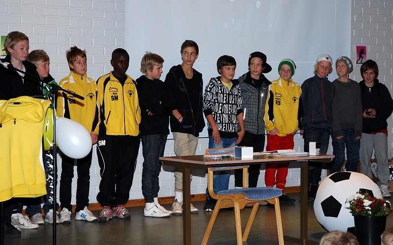 2009_1011_48.JPG - Nu är det P97 tur att få sina priser