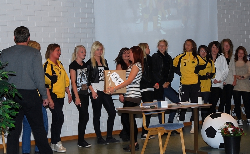 2009_1011_52.JPG - F94 får sina priser av Jenny Ammesmäki