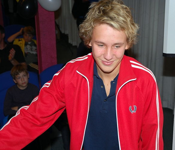 2009_1011_56.JPG - Victor Andersson på väg upp på scenen för att ta emot sitt pris