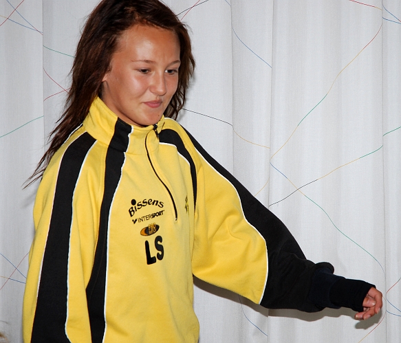 2009_1011_58.JPG - Linn Simonsson på väg till scenen