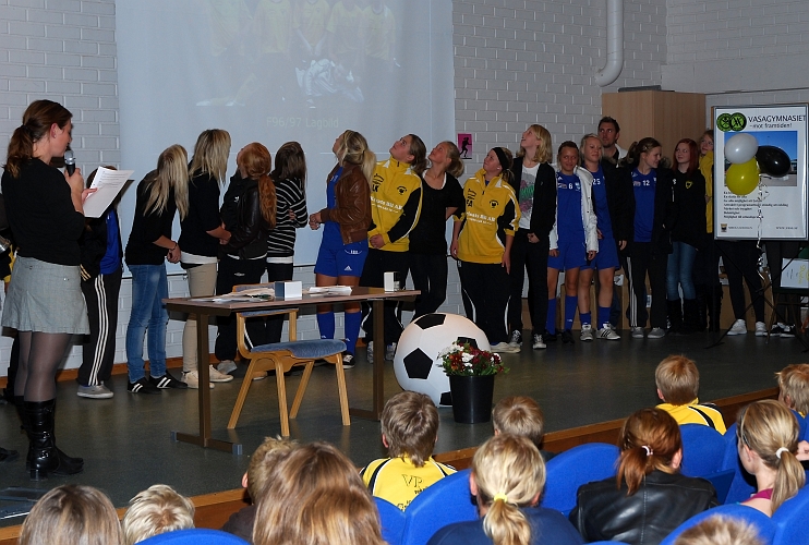 2009_1011_63.JPG - Årets Ungdomslag, Flickor 96 som kom direkt till prisutdelningen från en innebandy match