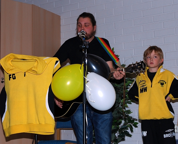 2009_1011_66.JPG - Fredrik Gustavsson avslutade med att sjunga sin nyskrivna Södralåt även för de äldre lagen