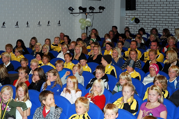 2009_1011_67.JPG - Publiken var lite svårflörtad till att sjunga med i sången