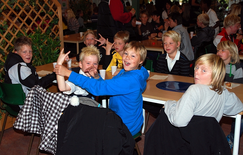 2009_1011_68.JPG - Efter prisutdelning följde ett efterlängtat fika. Saft och bullar till alla ungdomar