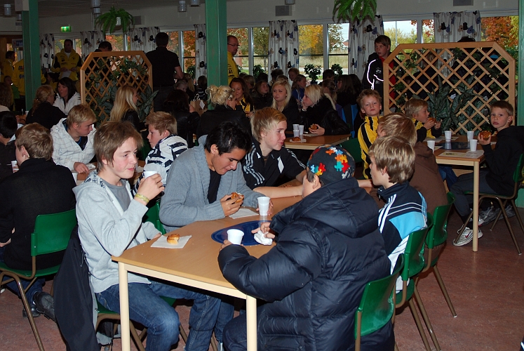2009_1011_69.JPG - Efter prisutdelning följde ett efterlängtat fika. Saft och bullar till alla ungdomar