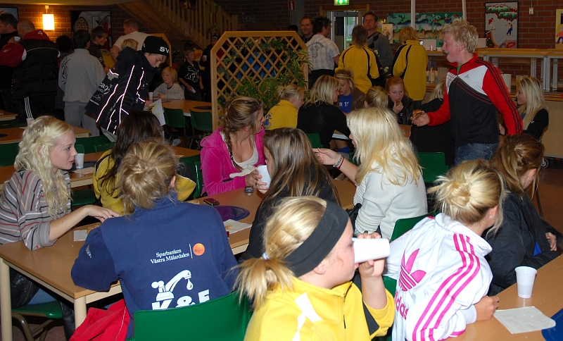 2009_1011_70.JPG - Efter prisutdelning följde ett efterlängtat fika. Saft och bullar till alla ungdomar