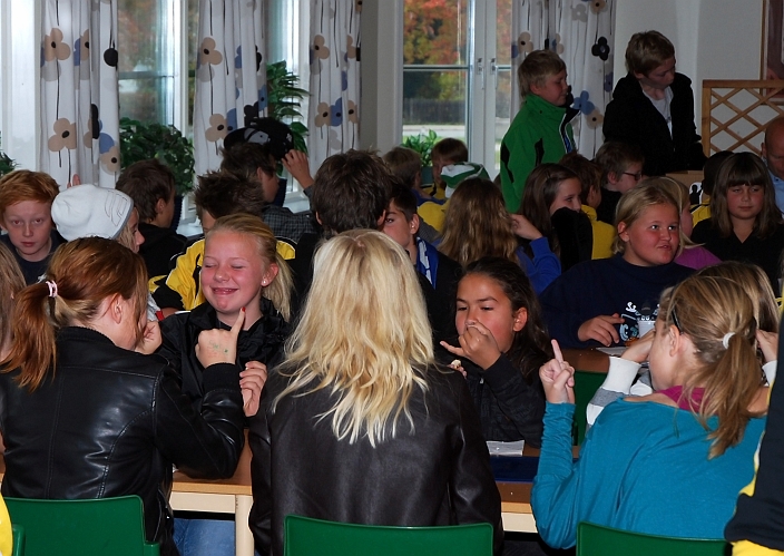 2009_1011_72.JPG - Efter prisutdelning följde ett efterlängtat fika. Saft och bullar till alla ungdomar