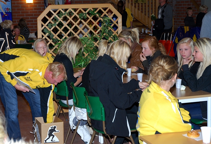 2009_1011_73.JPG - Efter prisutdelning följde ett efterlängtat fika. Saft och bullar till alla ungdomar