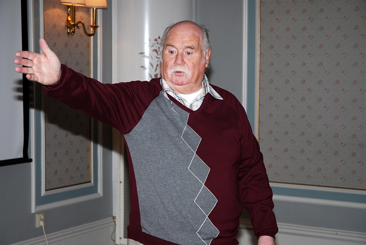 2009_1017_161325AA.JPG - Bo "Hebba" Gustavsson hälsar alla välkomna och lämnar ordet till "Jotte"