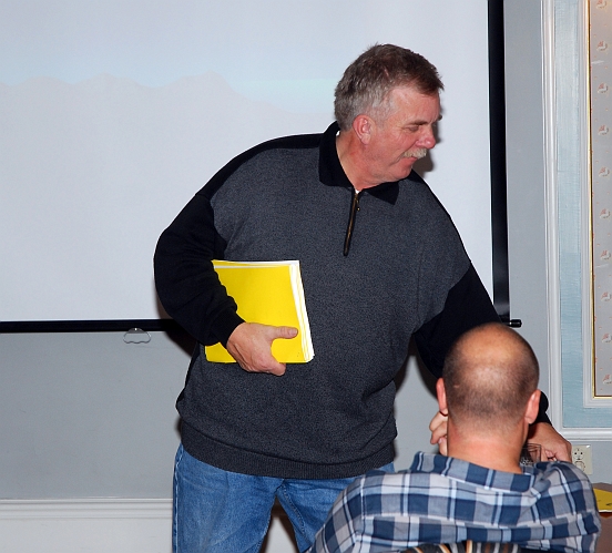 2009_1017_164524AA.JPG - Roberto delar ut "Jottes" samlade dokument om säsongen 2009