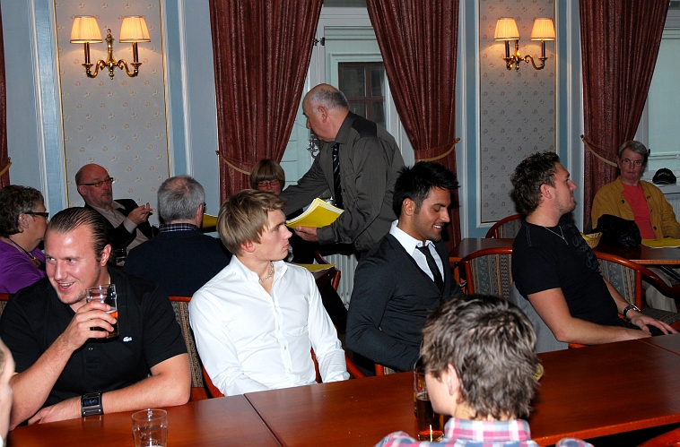 2009_1017_164533AA.JPG - Salih delar ut "Jottes" samlade dokument om säsongen 2009