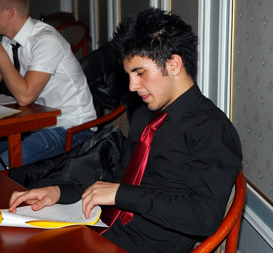 2009_1017_164825AA.JPG - Mergim Bekaj bläddrar igenom dokumentet