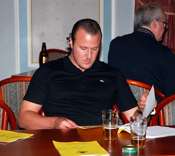 2009_1017_164939AA.JPG - Mikael Westman bläddrar igenom dokumentet