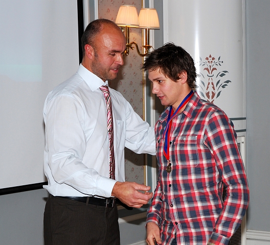 2009_1017_170723AA.JPG - Medalj för Serieseger i Elitreserv Västmanland, Niklas Larsson