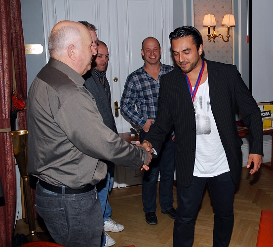 2009_1017_170744AA.JPG - Medalj för Serieseger i Elitreserv Västmanland, Victor Huerta