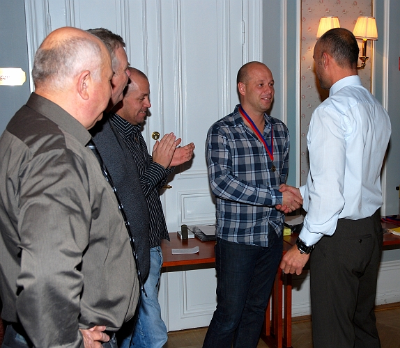 2009_1017_171239AA.JPG - Medalj för Serieseger i Elitreserv Västmanland, Mats Andersson