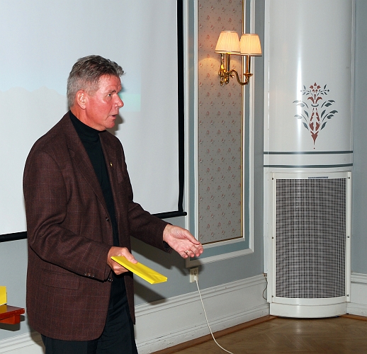 2009_1017_172631AA.JPG - Göran "Kuben" Johansson representerade Gamla SIF'are och delade ut uppmuntringspriser . . . .