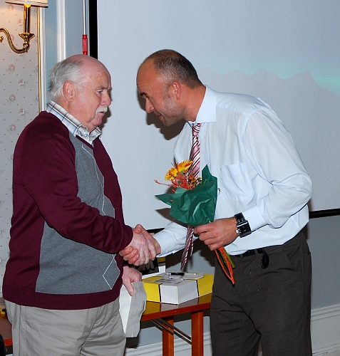 2009_1017_172927AA.JPG - Thomas "Jotte" Nilsson tackas av styrelsen