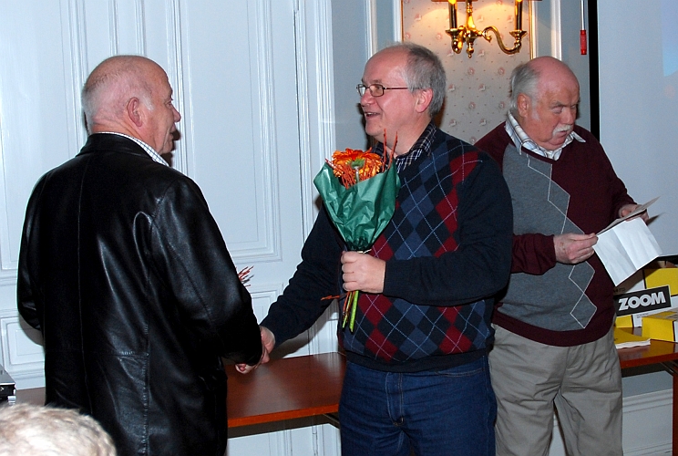 2009_1017_173139AA.JPG - Per Ståhl tackas av styrelsen