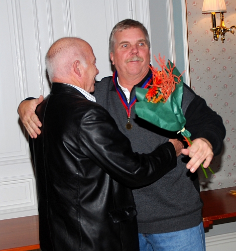 2009_1017_173201AA.JPG - Roberto Blom tackas av styrelsen