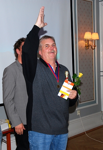 2009_1017_174527AA.JPG - Spelarna genom (Ken Jansson, Victor Huerta, Mikael Wiker, Fredrik Hagström) tackar ledarna för säsongen 2009