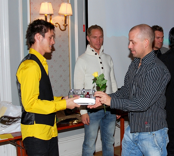 2009_1017_174650AA.JPG - Spelarna genom (Ken Jansson, Victor Huerta, Mikael Wiker, Fredrik Hagström) tackar ledarna för säsongen 2009