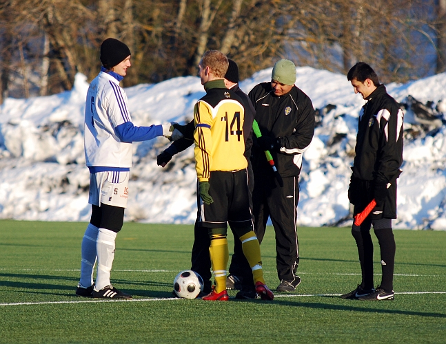 2010_0313_02.JPG - Lagkaptenerna hälsar på varandra och domarna