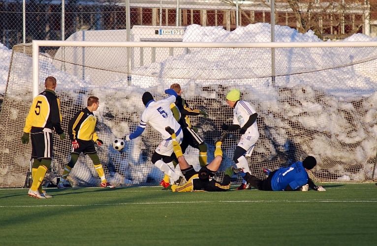 2010_0313_09.JPG - . . . . målvakten tappar kontrollen och direkt är Bosnaspelarna där och hugger, 1-0 till Bosna