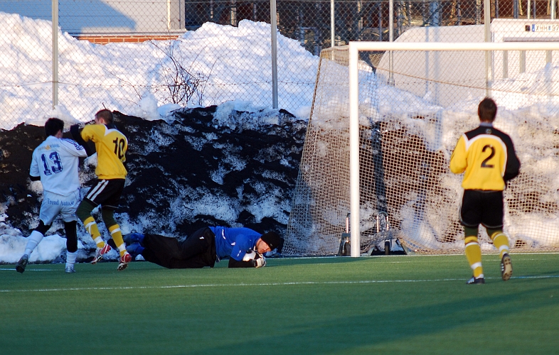 2010_0313_11.JPG - Fredrik Hagström är nere och täcker skottet och tar in bollen i skopan