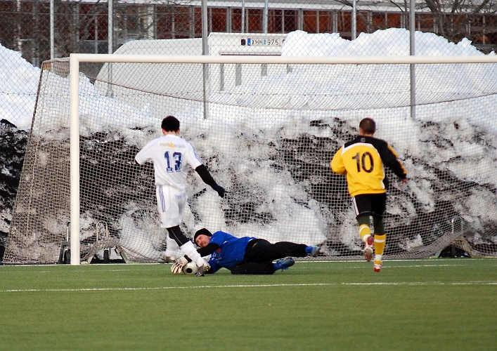 2010_0313_21.JPG - Fredrik Hagström tar bollen precis framför Bosnaforwarden