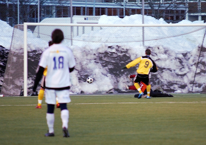 2010_0313_26.JPG - Kvittering till 2-2 direkt i början av 2:a halvlek genom Miralem Malic