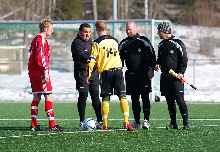 2010_0320_02.JPG - Lagkaptenerna hälsar på domarna och på varandra